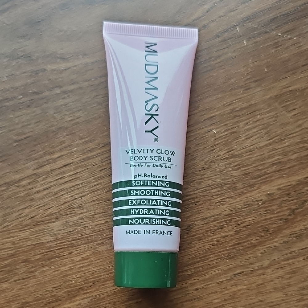 New MUDMASKY Velvety Glow Body Scrub Exfoliator